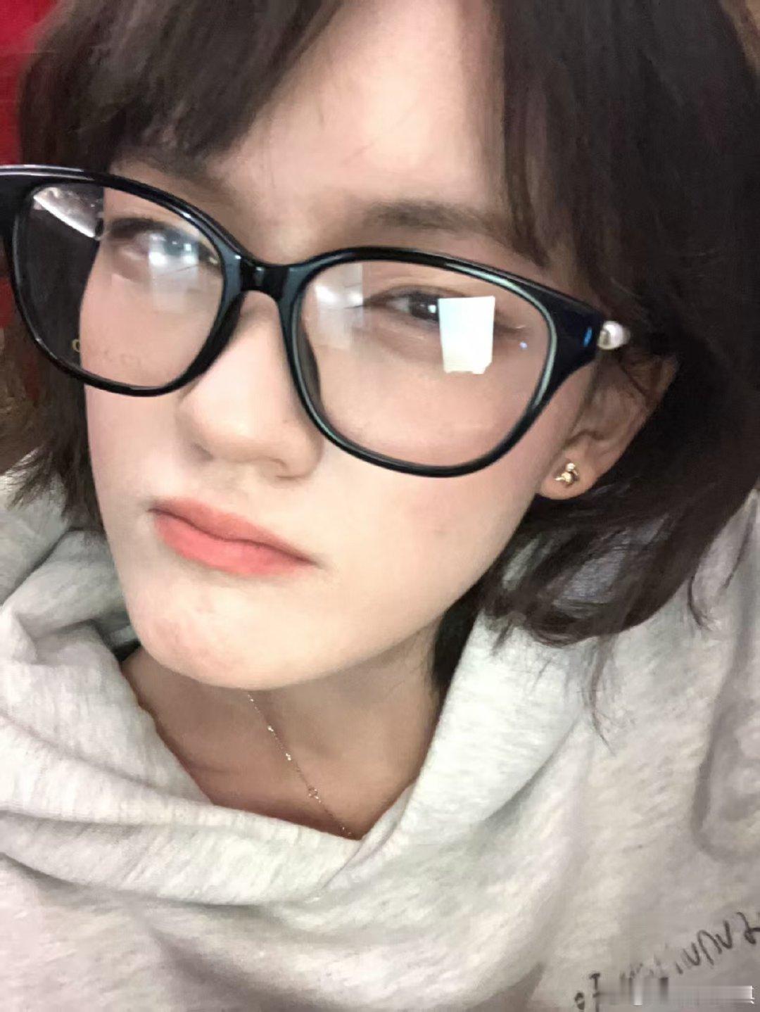 被文淇的真诚狠狠拿捏！镜头前坦然分享心声，戴着粉丝设计的耳饰，读信时眼里的泪光太