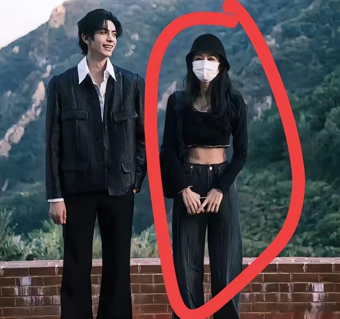我感觉宋威龙大概率短期之内是不会谈恋爱的，不是没人追，也不是不帅，而是会让女生“