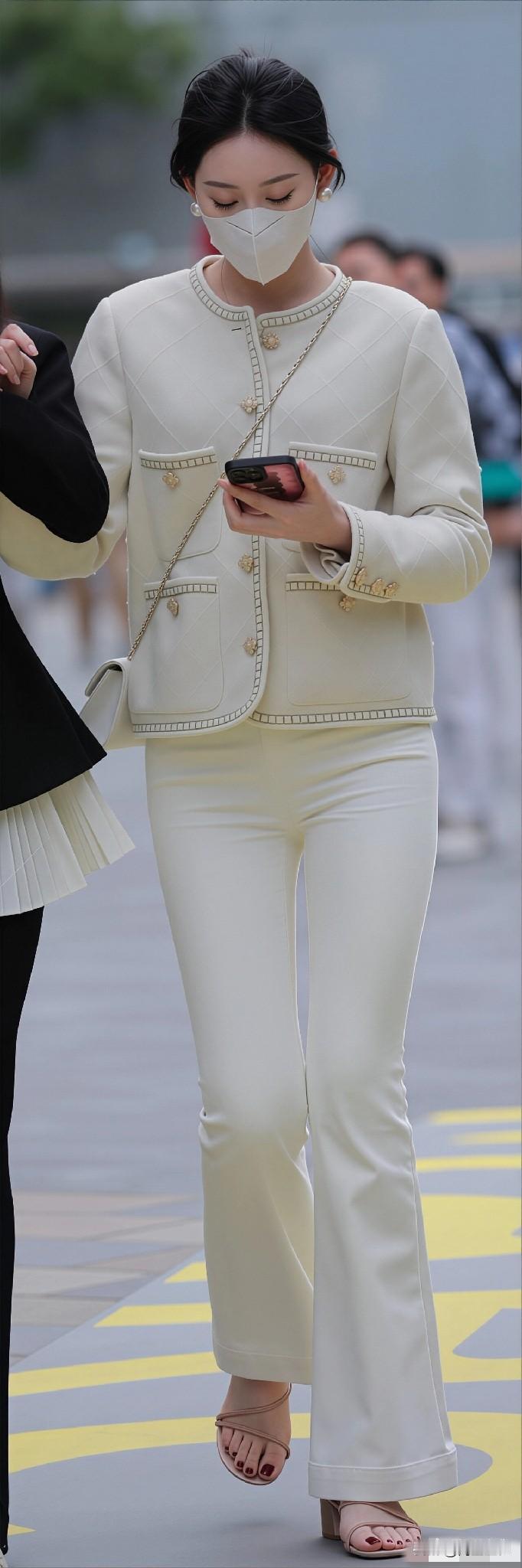 都市丽人活力满满！🌞

米白色粗花呢短外套+同色系修身微喇长裤，既温柔又不失干