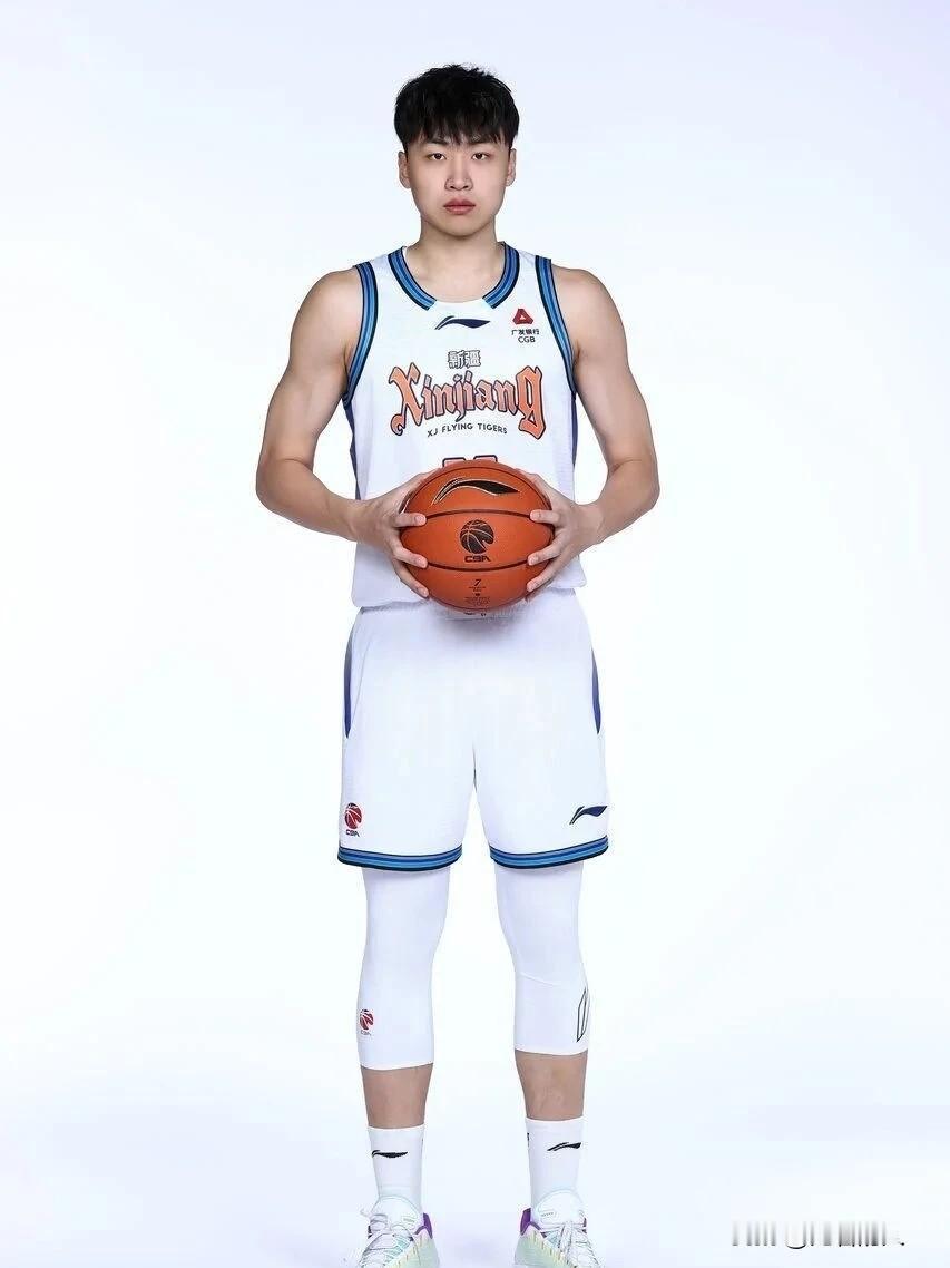 齐麟状态很出色，复出首战拿到11分，能里能外很全面



齐麟状态很出色，缺席多