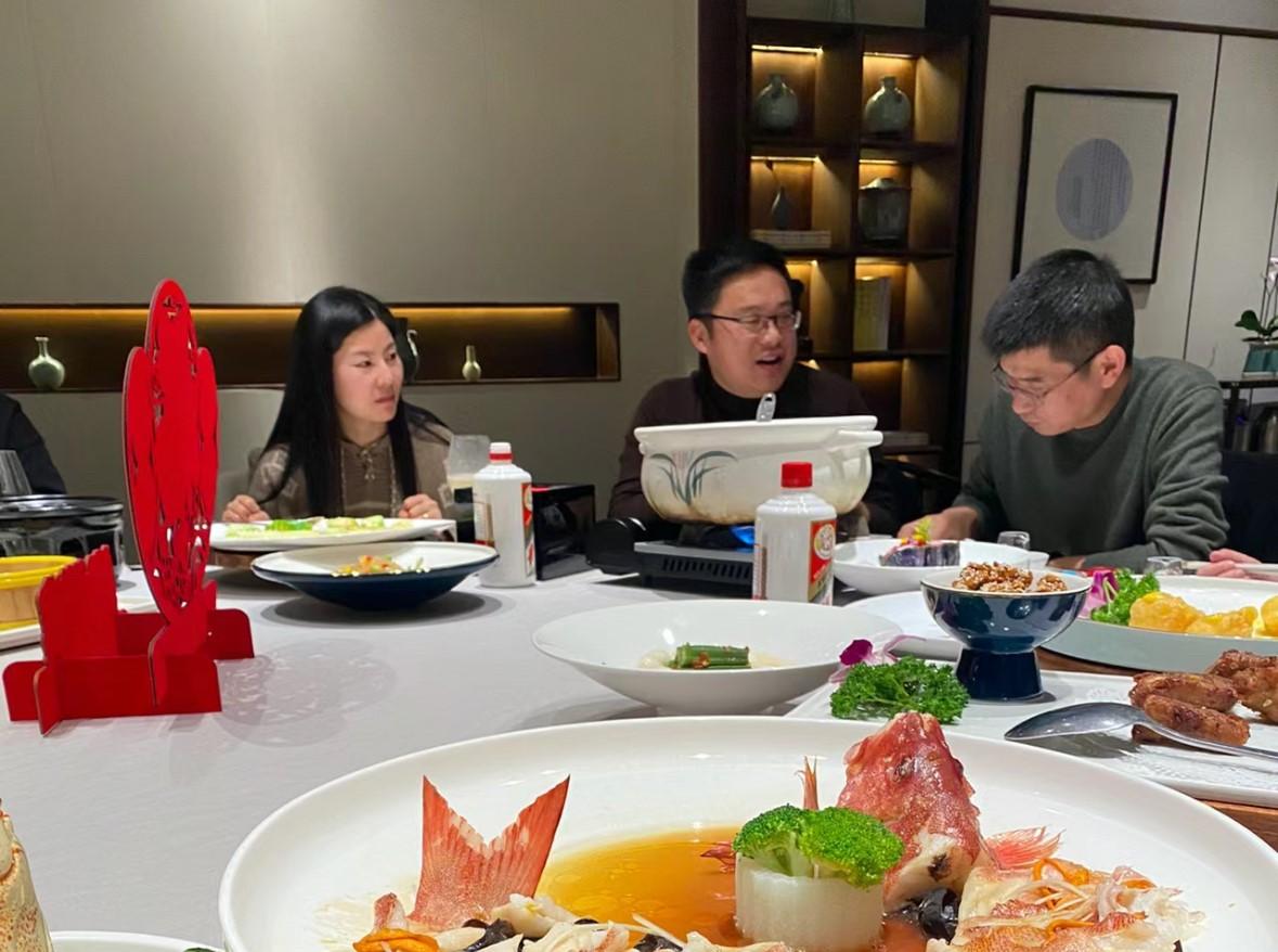 太尴尬了！经理告诉我晚上9点陪他去高档西餐厅见客户，我暗自窃喜有机会品尝拉菲了，