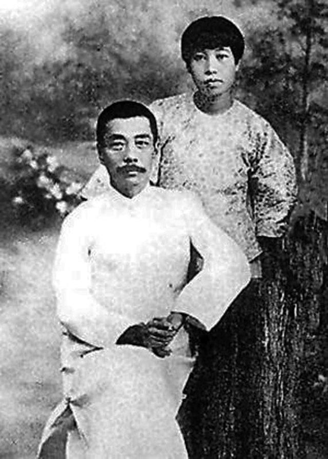 许绍雄家世显赫玉如意当玩具，带女儿游旧居，身体一状况令人担忧！
现年75岁、人称