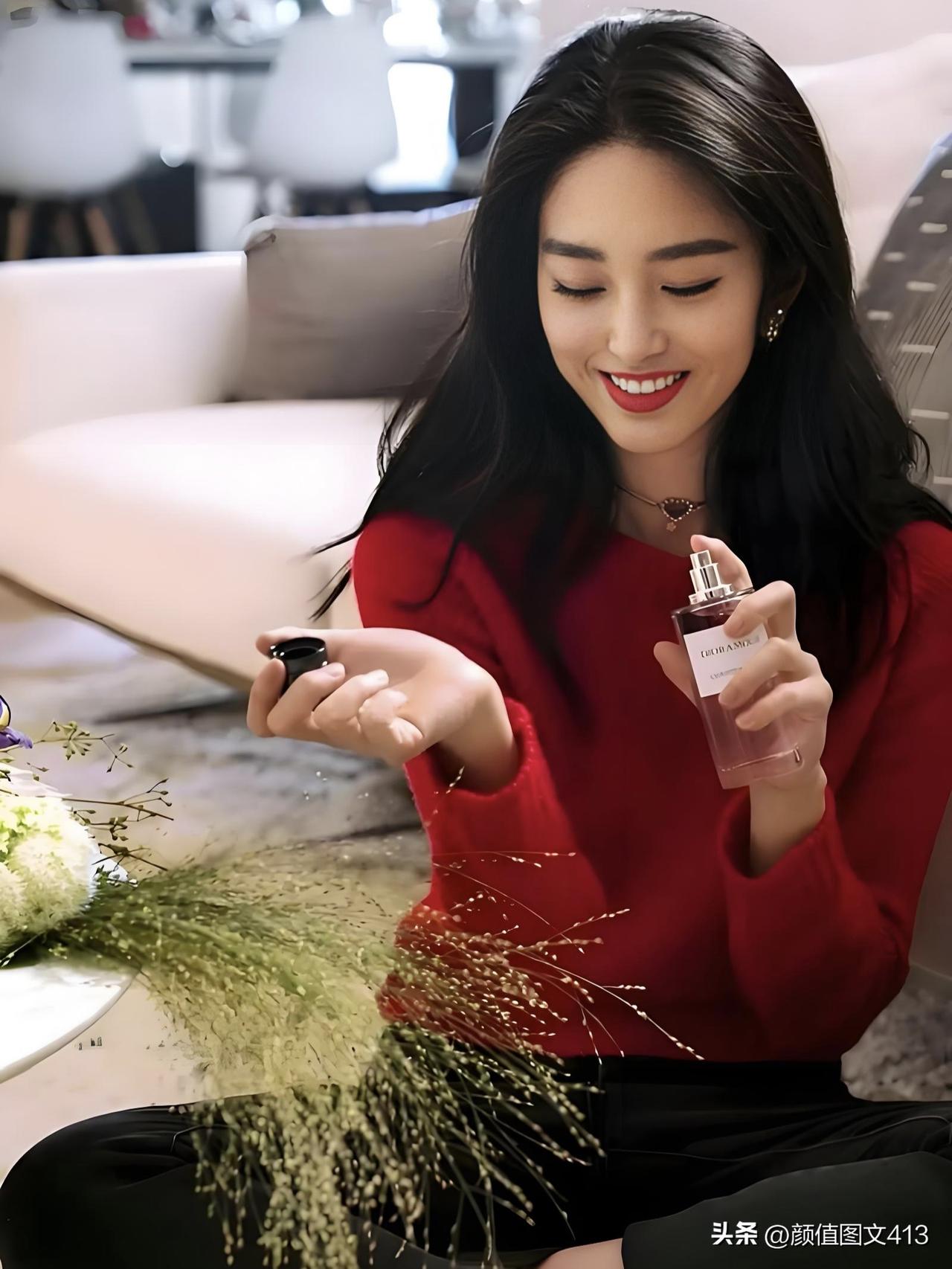 她眉眼如画，一颦一笑皆是风情。杨采钰，用复古优雅的气质，在光影里书写独属于她的浪