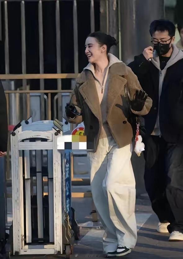宋佳现身蛇年春晚第三次联排 走路姿势堪比超模 一脸开心又飒又美蛇年春晚第三次联排