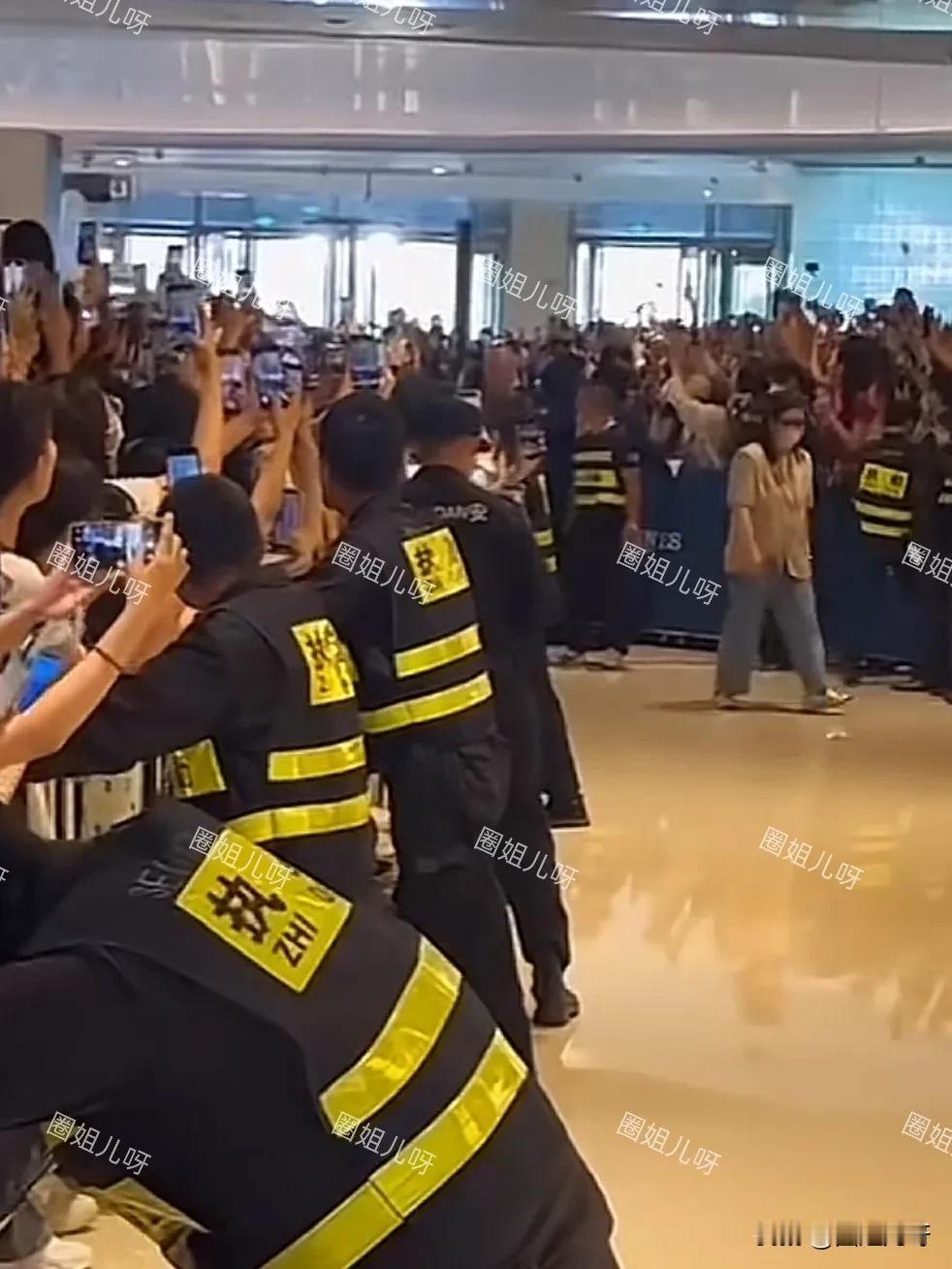 独属赵丽颖的排面！别的明星出席活动，要是有这么多保安维持秩序，真的会让人看不顺眼