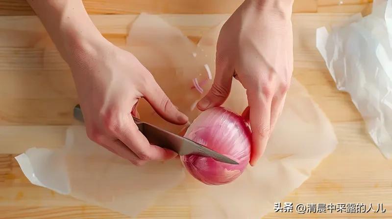 切洋葱总辣得流泪？教你一招，怎么切都不刺眼
 
每次切洋葱都泪流满面，眼睛又辣又