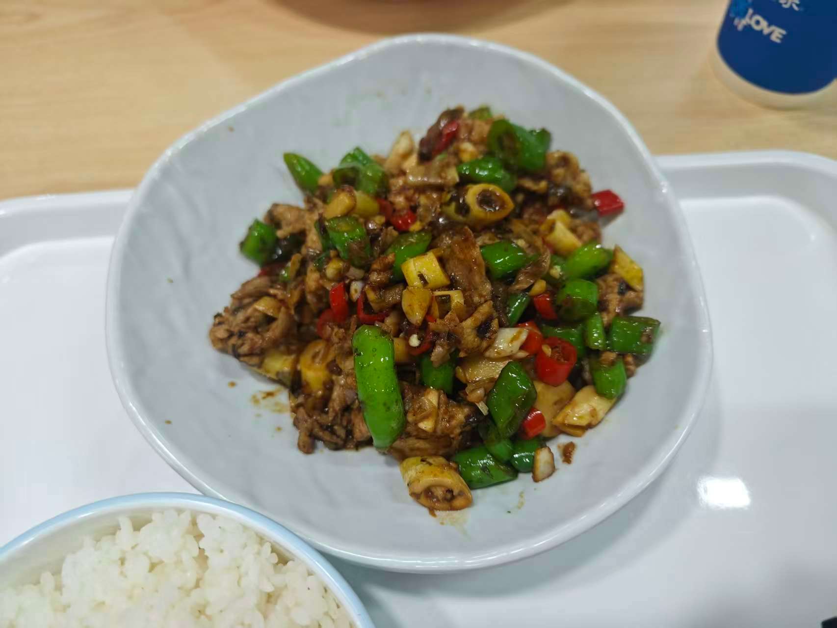 看了马斯克员工的访谈，以及很多老板的性格。我发现普通人失败的原因，很可能是因为大