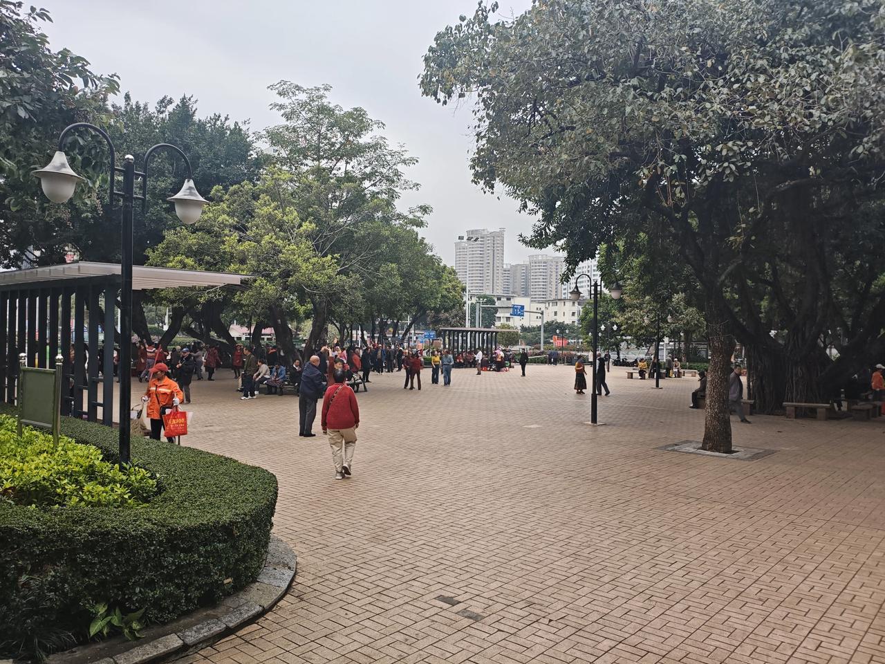 如果不缺钱，我会游山玩水，走遍祖国大好河山，做自己喜欢的事，全身心的陪伴家人。