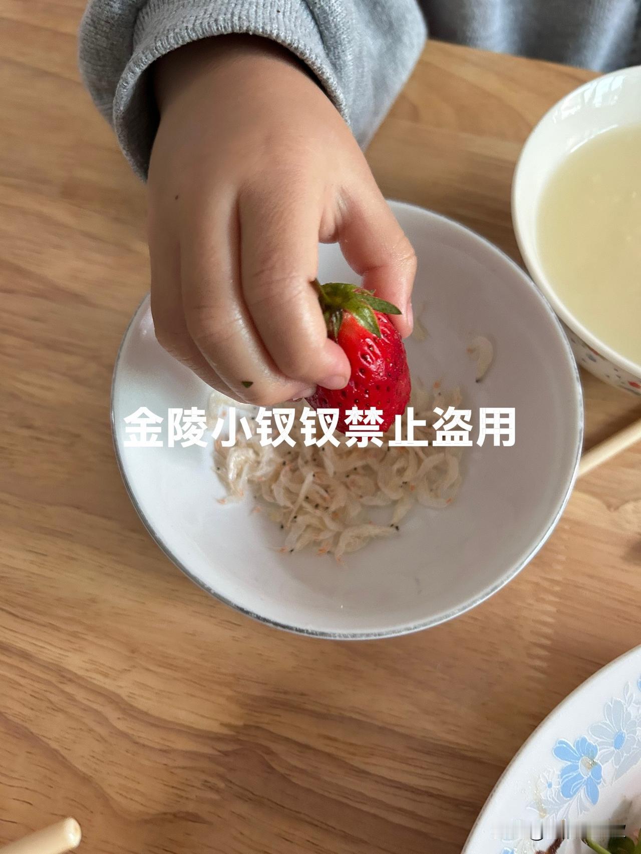 今天一早又去大集了，前天买的草莓和大樱桃，结果孩子们喜欢吃草莓胜过樱桃，对于我来
