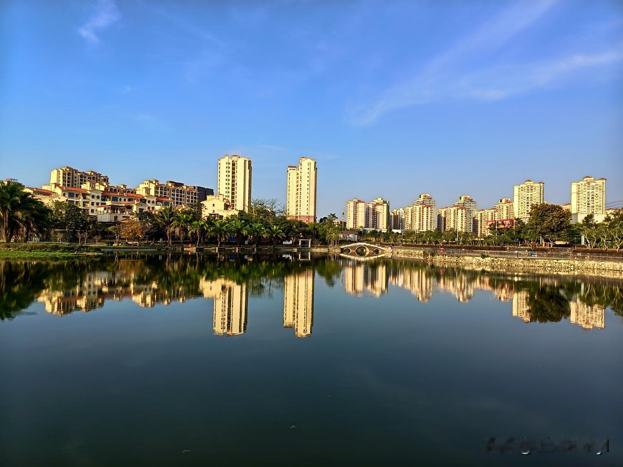 这就是儋州一个小公园三月的清晨，可能对当地人来说稀松平常，但对于来自成都的人，却