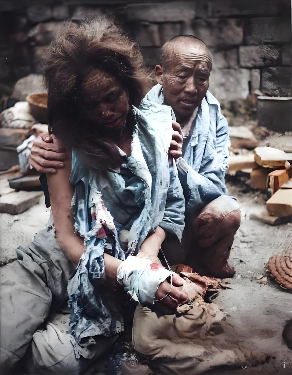 1942年，在一场由日军炮火无情摧毁的灾难之后，一位衣衫褴褛、发丝蓬乱的老妇人，