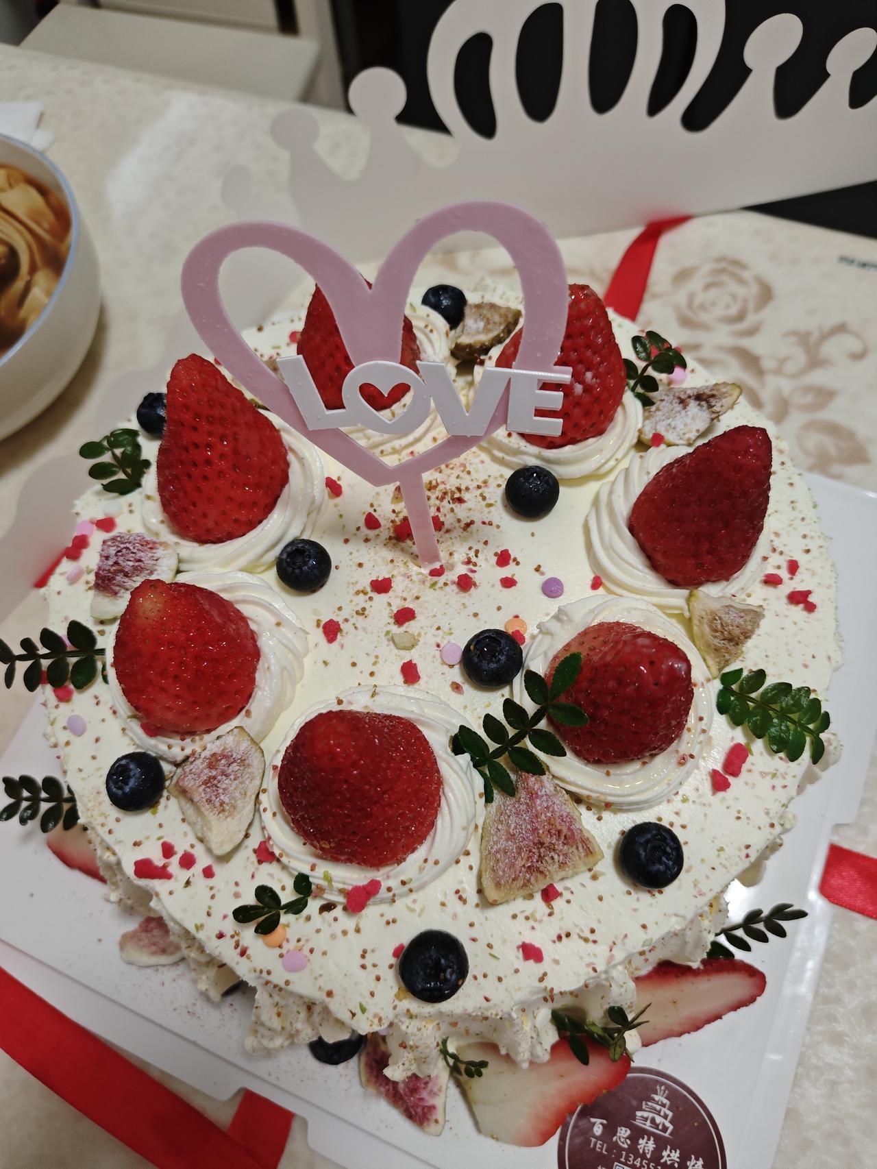 珍珠婚纪念日，女儿专门预订的蛋糕🍰