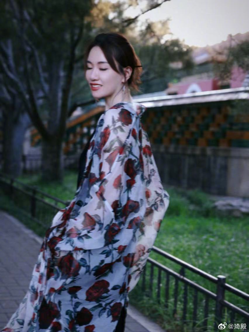 说一下我最喜欢的衣服品牌之一——我不想仅仅用“新中式”形容，因为似乎不足以形容。