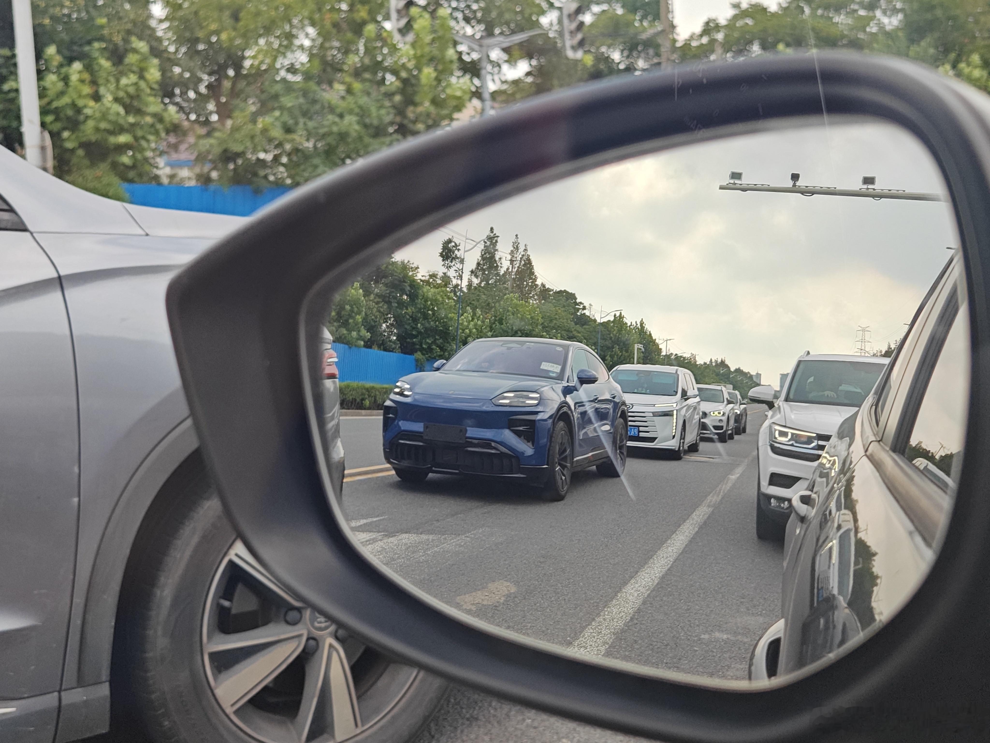 新能源大牛说 今天上班路上偶遇这辆车，看样子是一辆测试车。不知道是哪个公司安排的