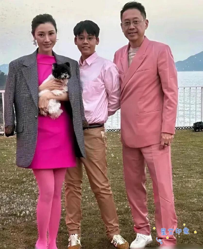 52岁的李嘉欣经历了什么?52岁这一年（2022年）是李嘉欣人生转折极强的一年，