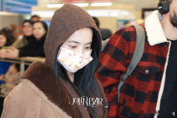 蔡依林巴黎接机高清美图高清图里颜值身材双在线，辛苦啦宝！赶紧补觉蓄力，巴黎看秀坐