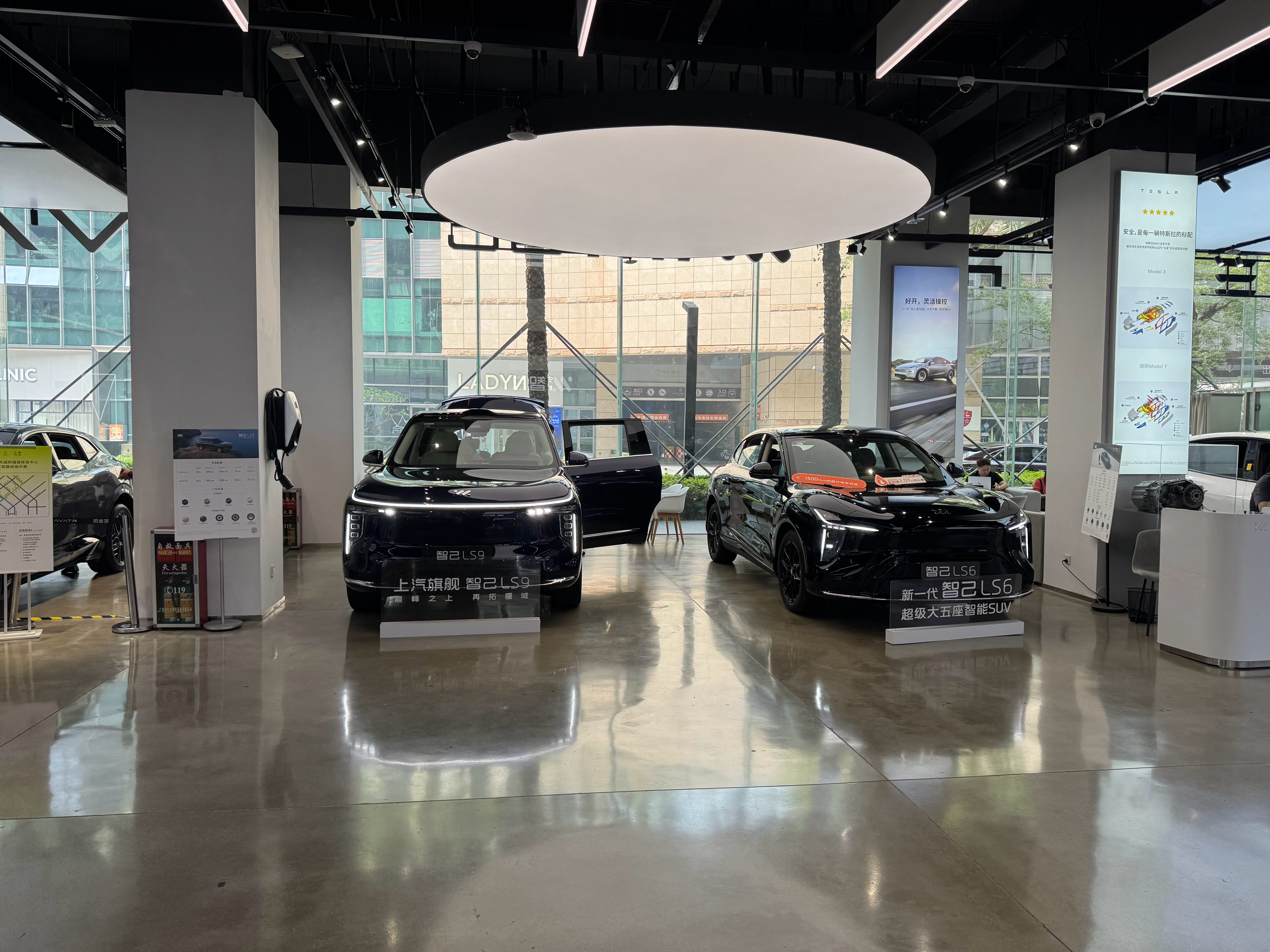 在宝安壹方城的汽车区域待了半天。感觉人流量最大的是理想、特斯拉，客户对车的了解意