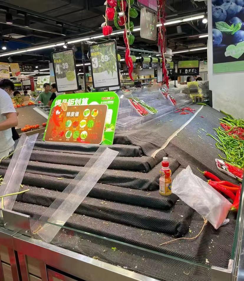 广东人是有点底线在的
开始打台风了，超市里都被扫一空。唯一剩下的就是辣椒哈哈哈哈