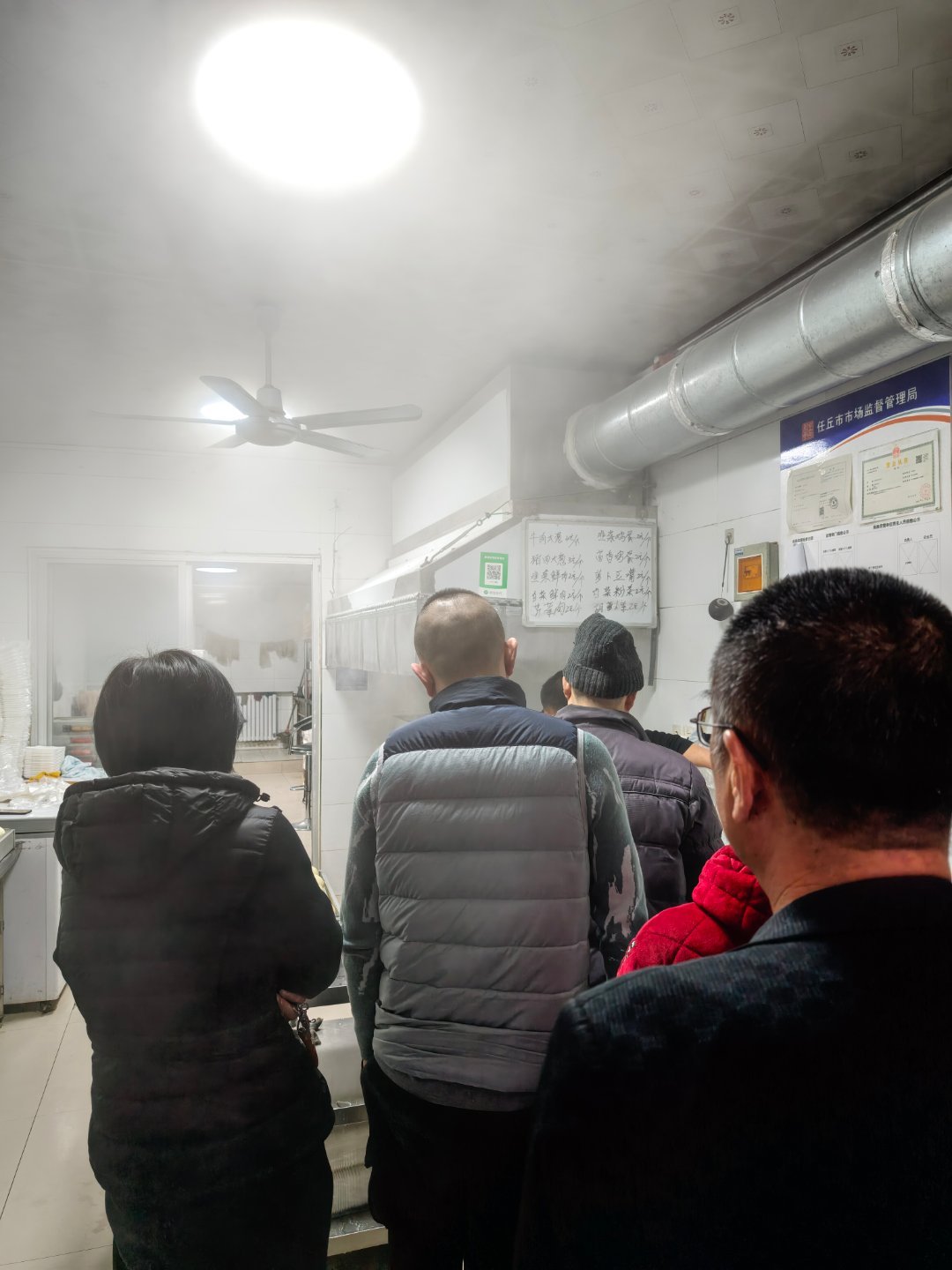 排队买个包子。 