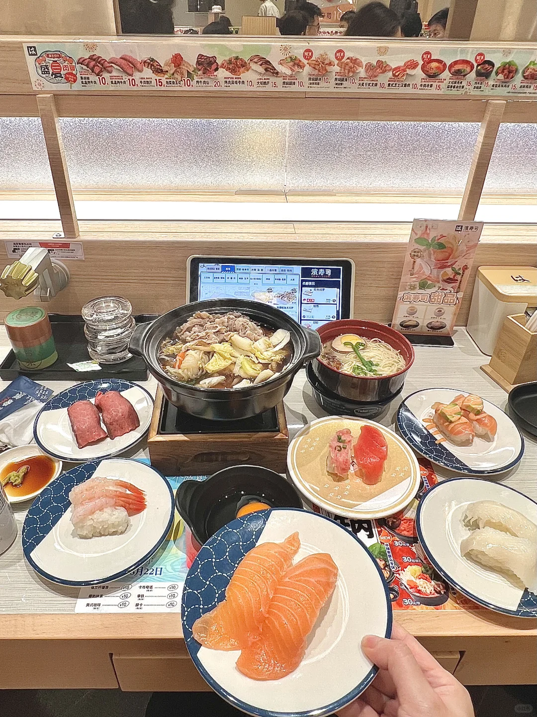 这家寿司🍣只要10r！！怪不得排队排成这样！