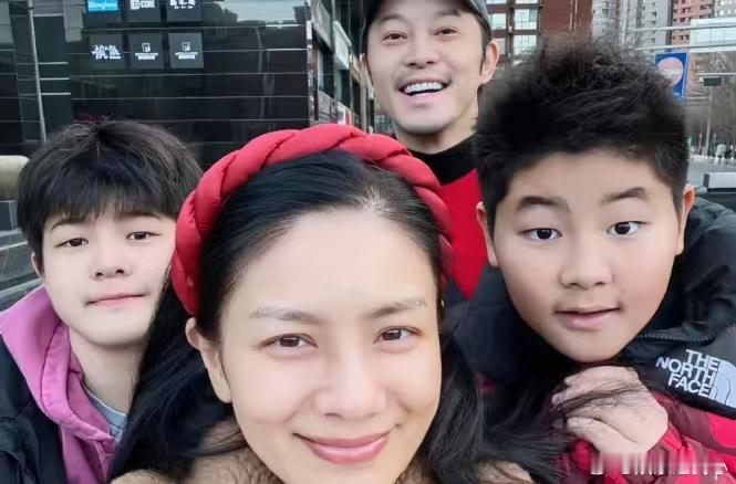 沙溢现在有嘴也说不清了今年47岁的他两个儿子在英国读书，然而长得跟他一点也不像。