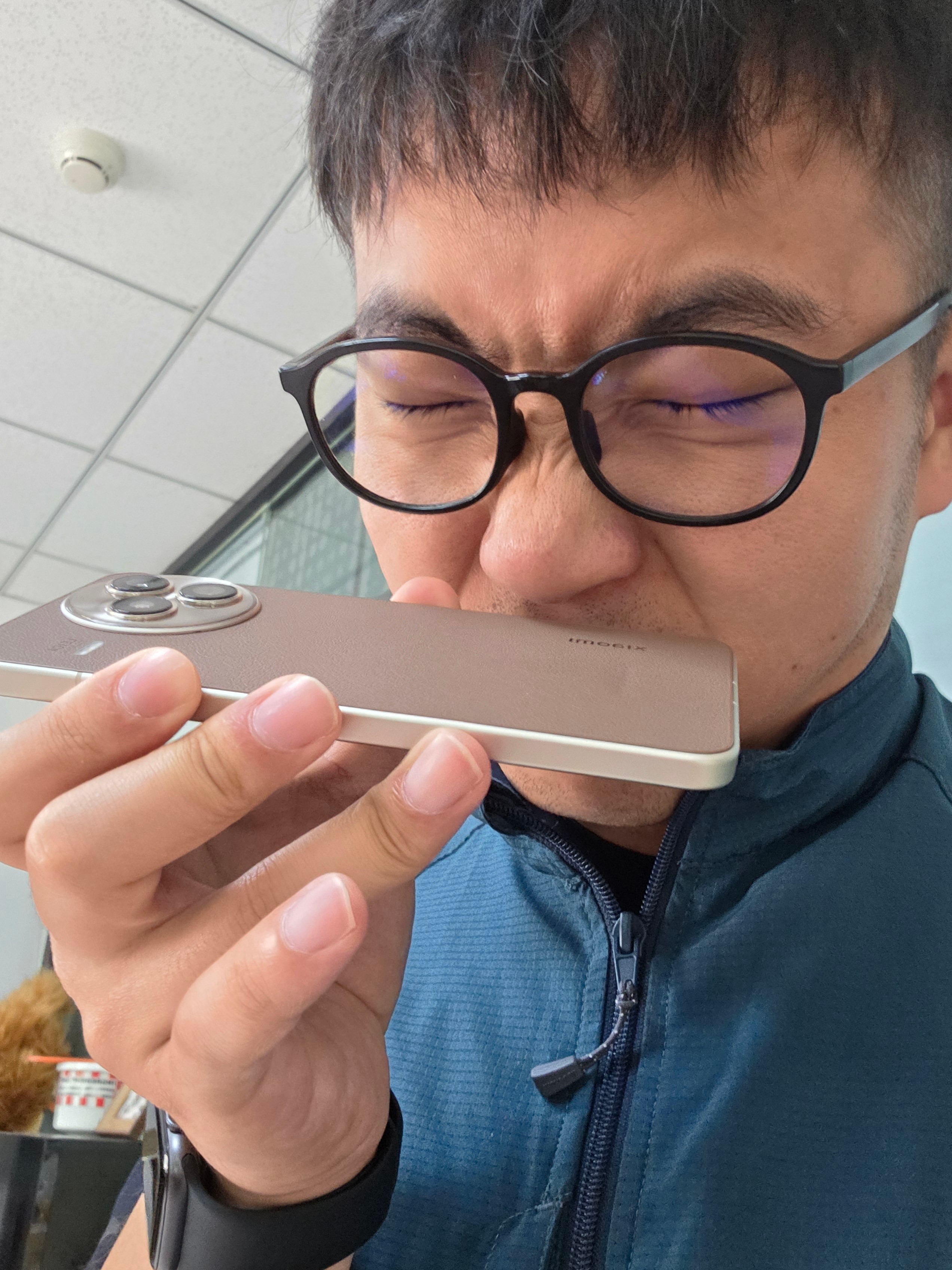 闻了确实有咖啡的味道……小米Civi5Pro  ​​​