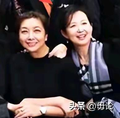刘红梅曾和江珊合影，她们一脸都是开心的笑容。她们年轻时都是美丽花一朵，美得不一样