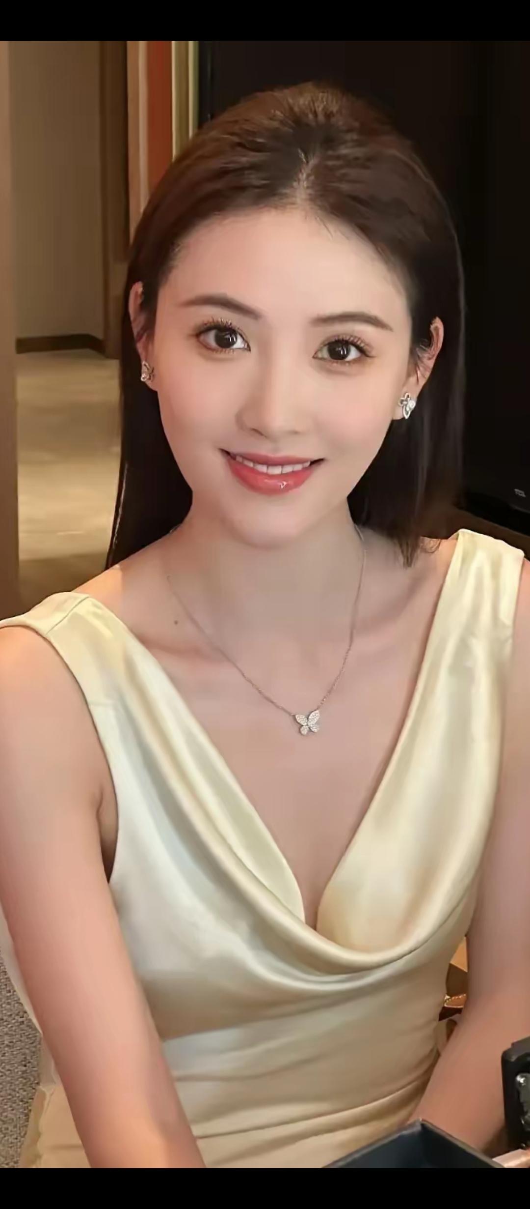 优雅气质，微笑动人。