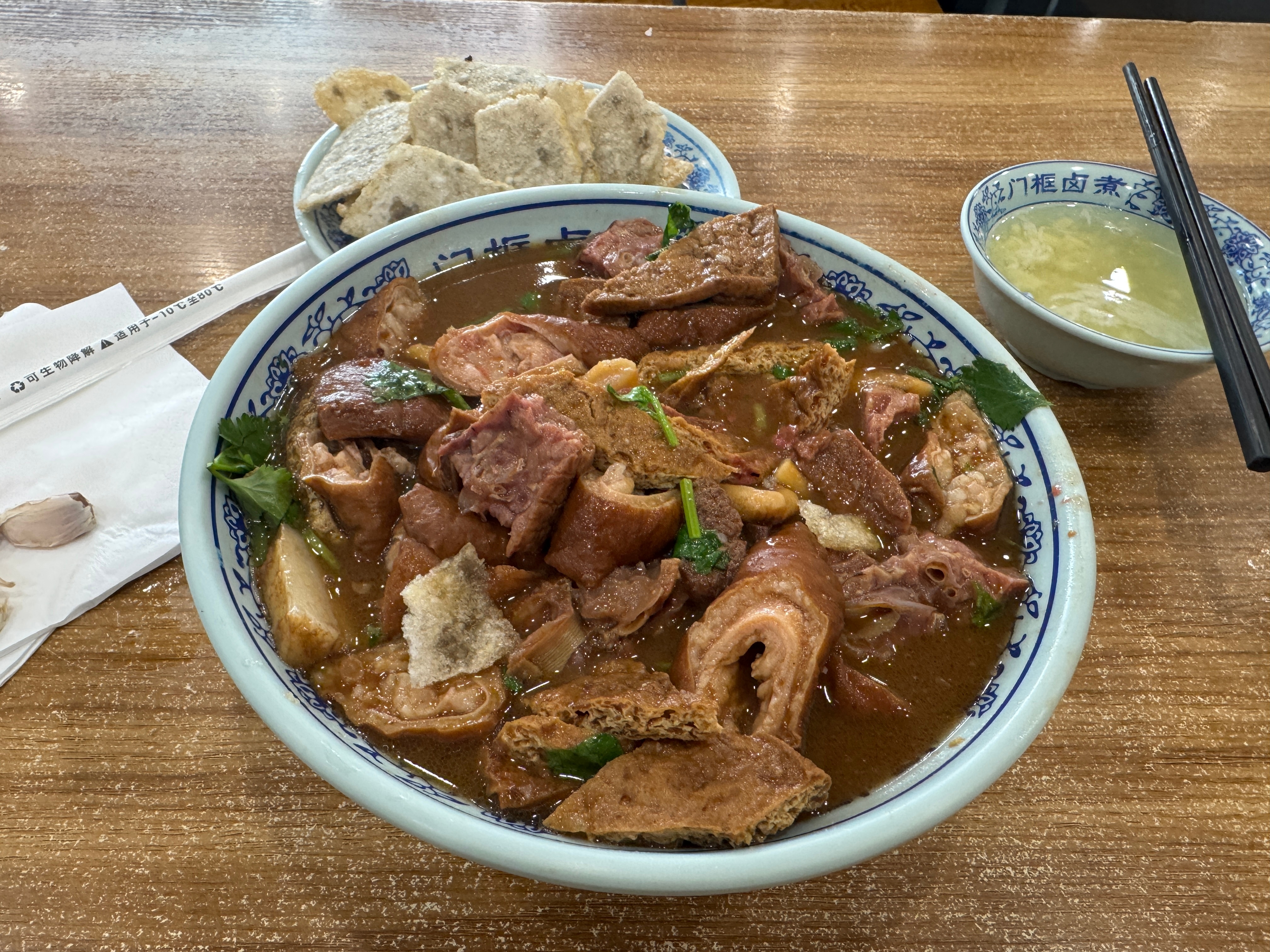 都说北京是美食荒漠但我真的很喜欢吃北京的卤煮和炸灌肠昨天体检完，饿的不行来上一大