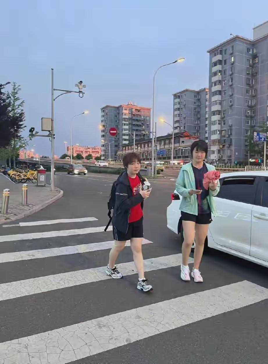 【169cm的蒯曼，与姜依依在一块显得娇小玲珑】北京市东城区崇文门周边十字路口，