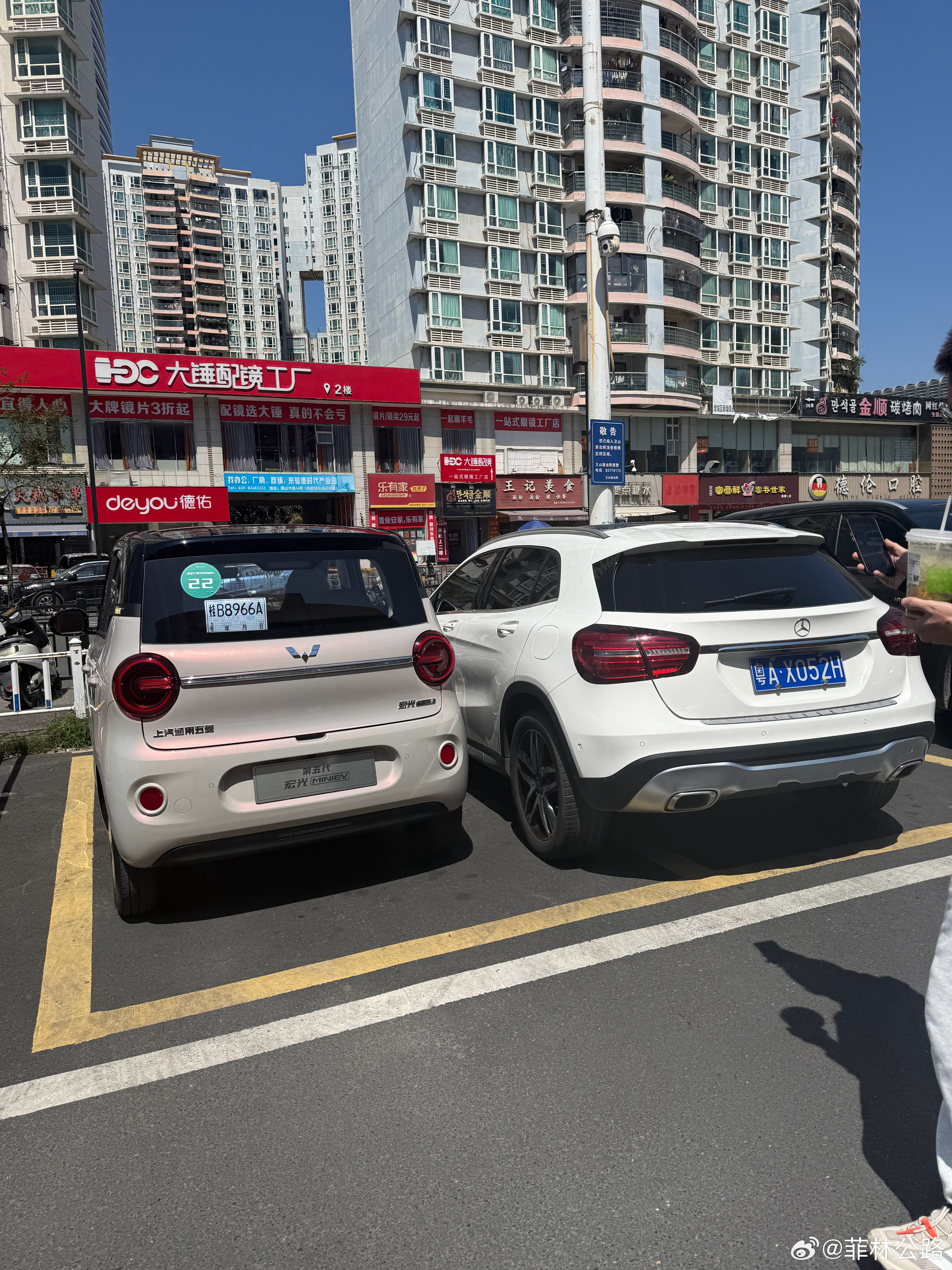 不儿，这几个意思啊，贴我五菱宏光mini ev这么近，就说我们省地儿也不能这么欺