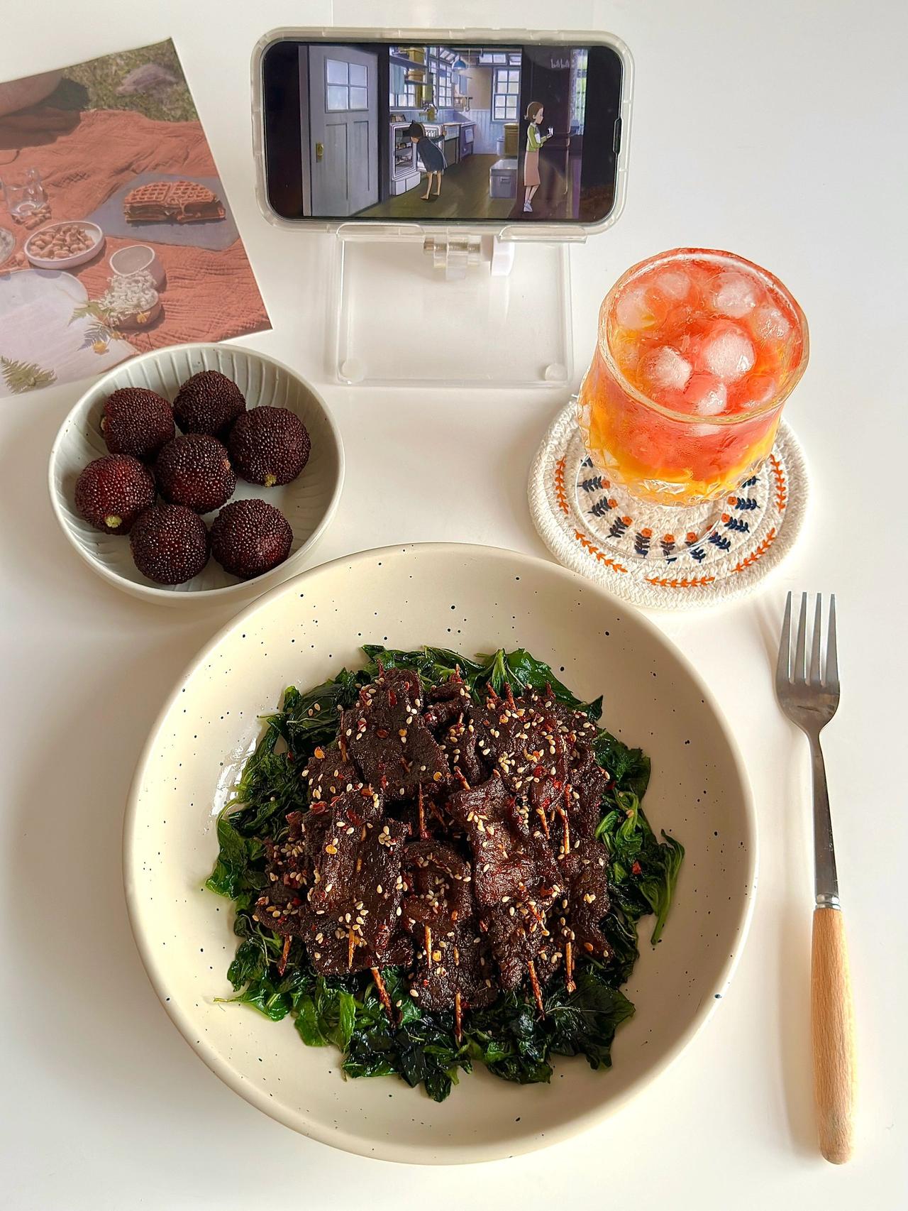 晚间微醺，云南薄荷牙签牛肉+橙花小甜酒
今天很想喝点小酒，一个人也要很有仪式感。