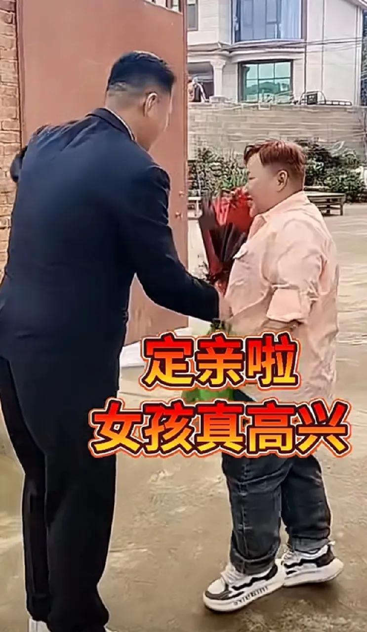 一开始我以为是俩男人，后来才发现，个矮的原来是女生。
有夫妻相。