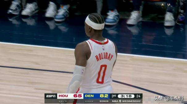 火箭大将霍勒迪的手感真是吓死人了！在昨天火箭客场以 93：129 惨败于掘金的比