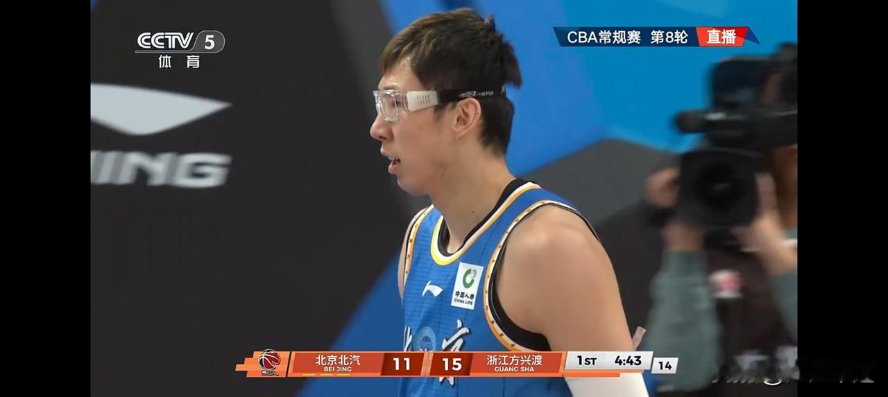 上赛季总决赛预演！首节比赛北京北汽21比25落后浙江方兴渡！
赵睿突破上篮为北京
