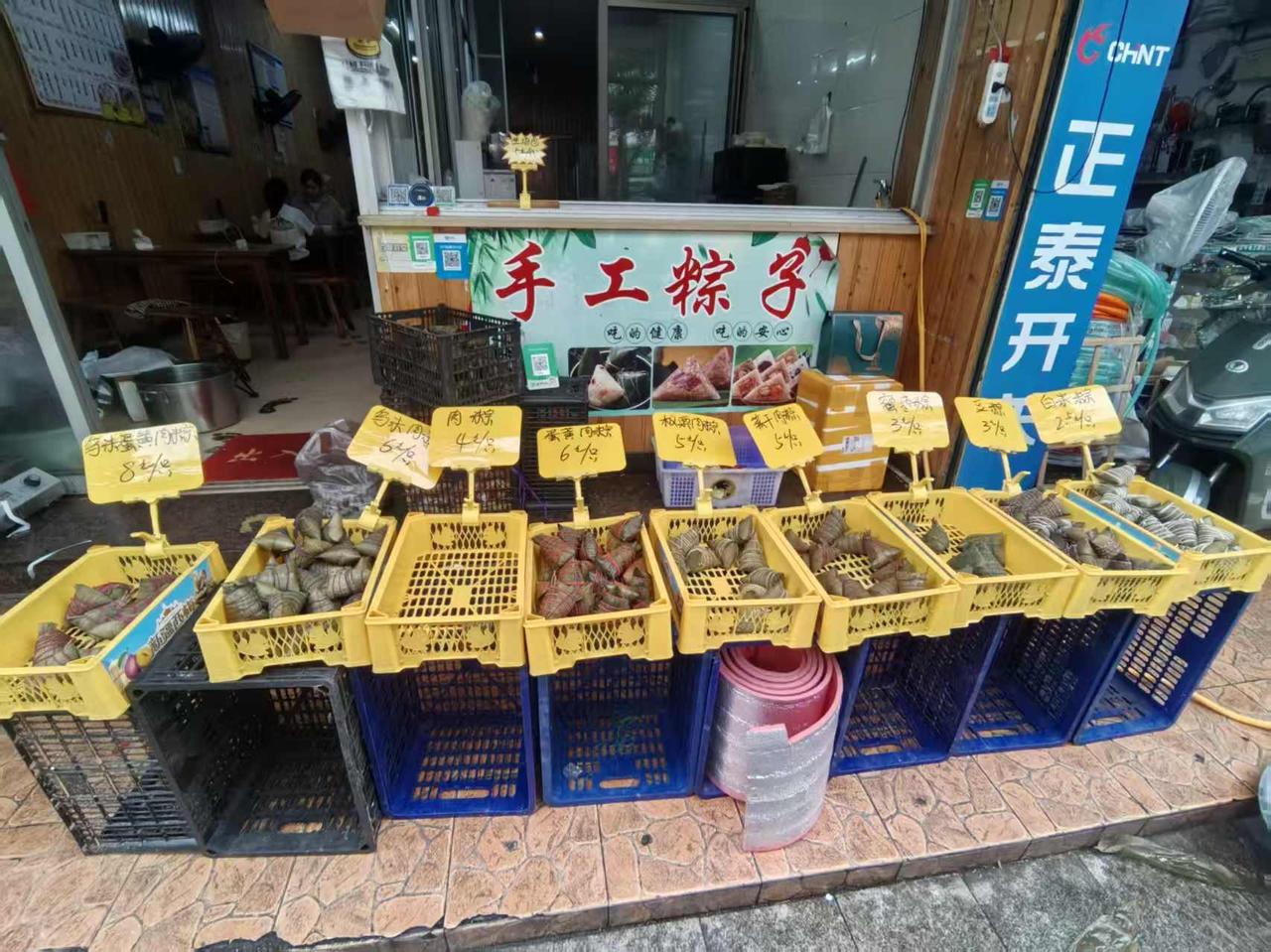 随手拍张照端午节到了，各种各样的粽子又成了热门货，这是我们老家的一个粽子店，品种