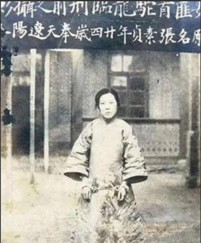 1925年，24岁的青楼女子张素贞正在接客。然而，当她开始宽衣解带时，冰冷的枪口