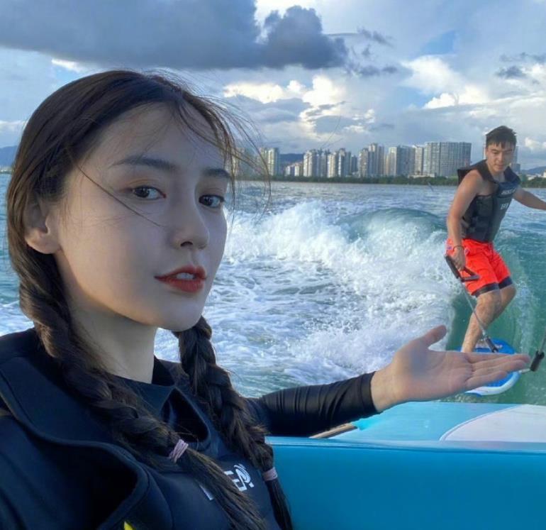 偶遇Angelababy和朋友海岛度假 网友偶遇Angelababy现身马尔代夫