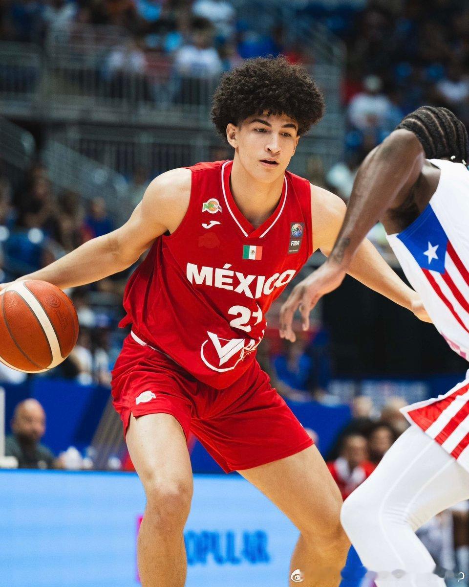 17岁的墨西哥小将Karim Lopez(2007-208cm-SF)对阵东南墨