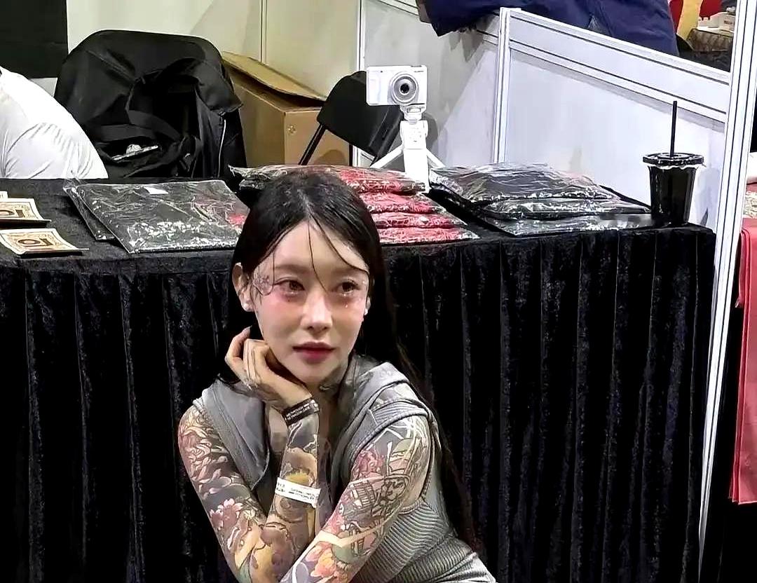 有些人瞅着光鲜亮丽，凑近一闻真能把人原地送走。
今天去驿站拿快递，我正蹲货架底下