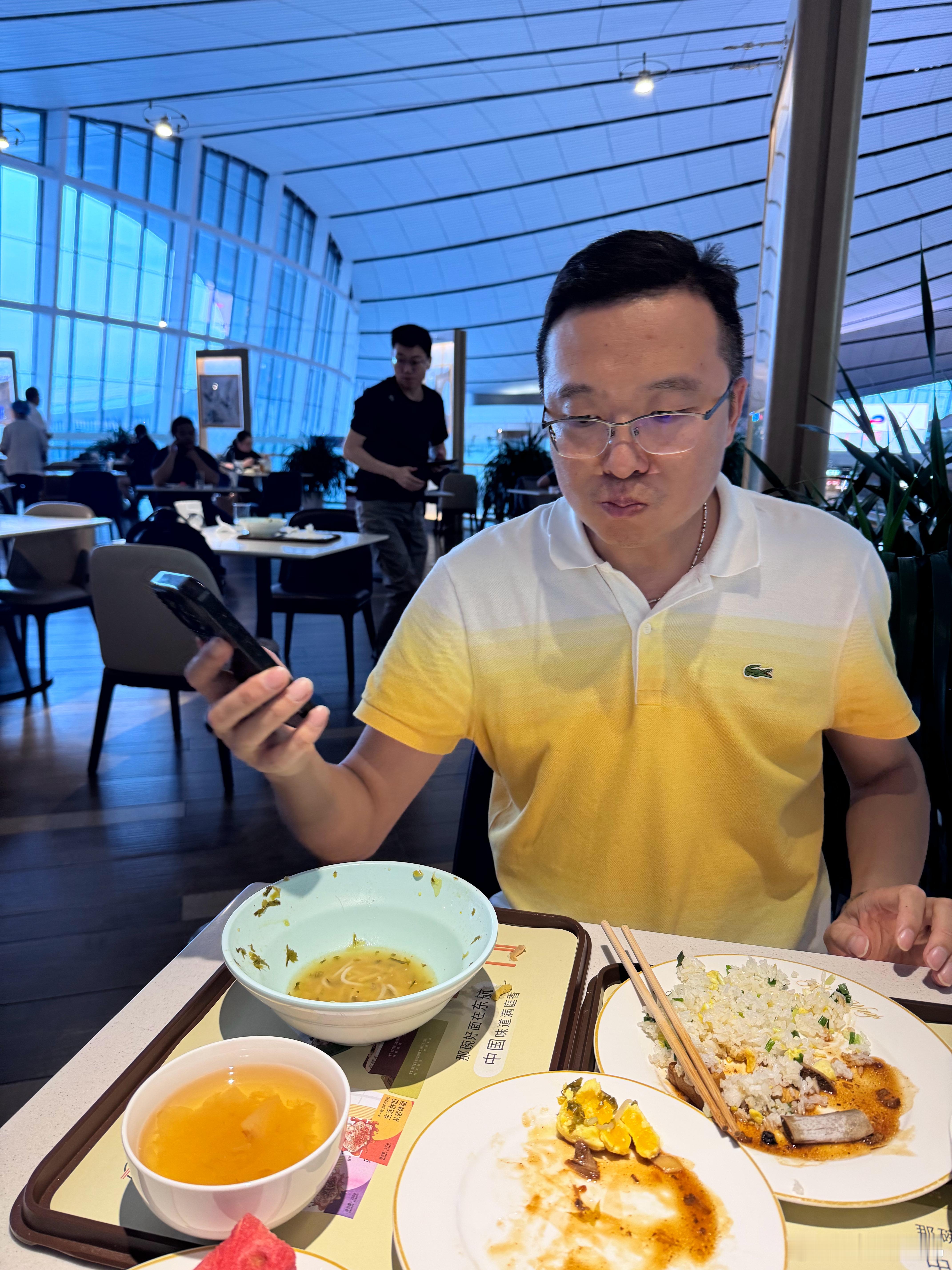 为什么有人会跳脚，因为真实的对比就如此真实的在发生着，这会在大兴机场吃饭老邹就来