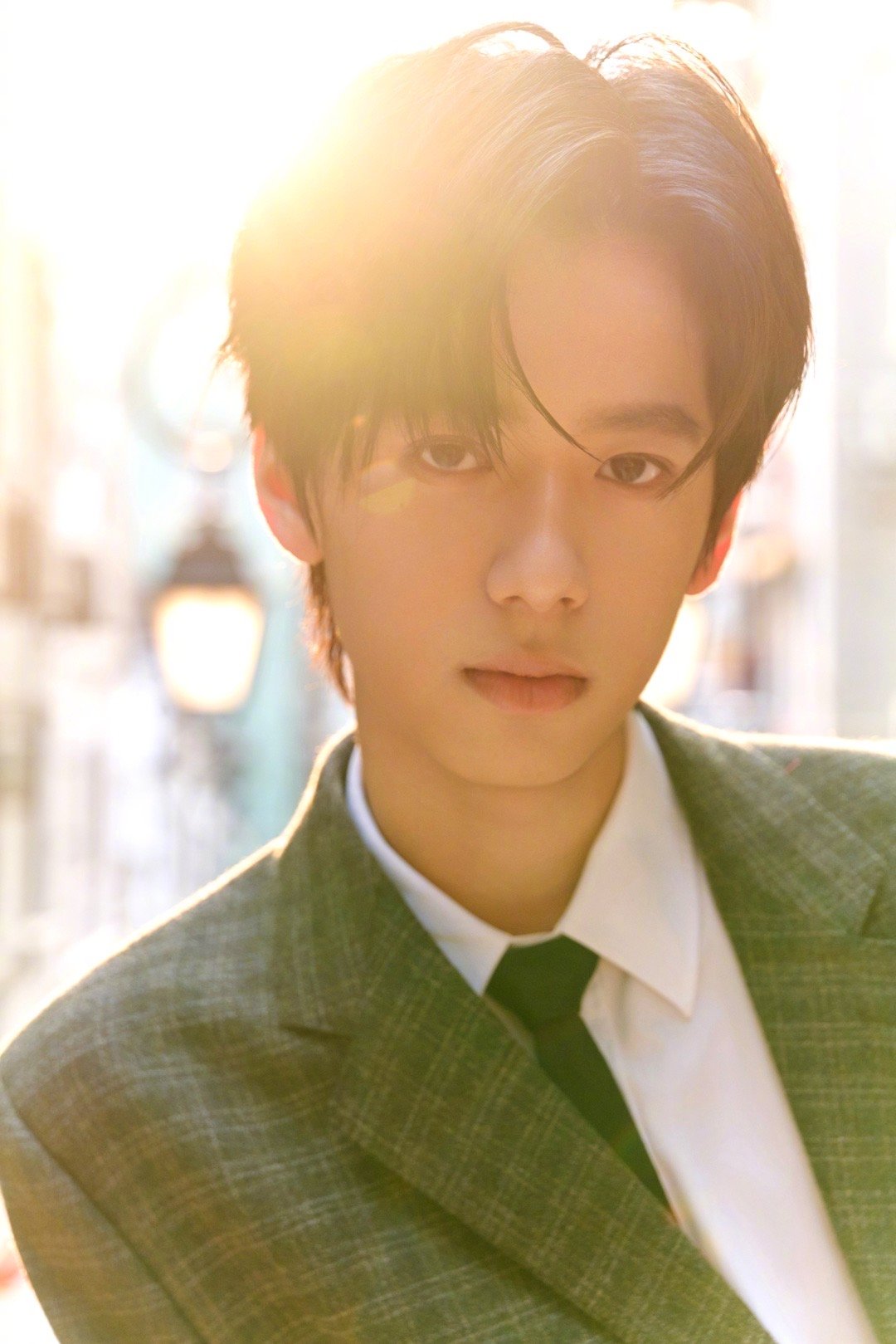 林子烨尖叫出发图 小孩哥林子烨帅的脱颖而出，一身西装霸总气场初露端倪，，好十分期