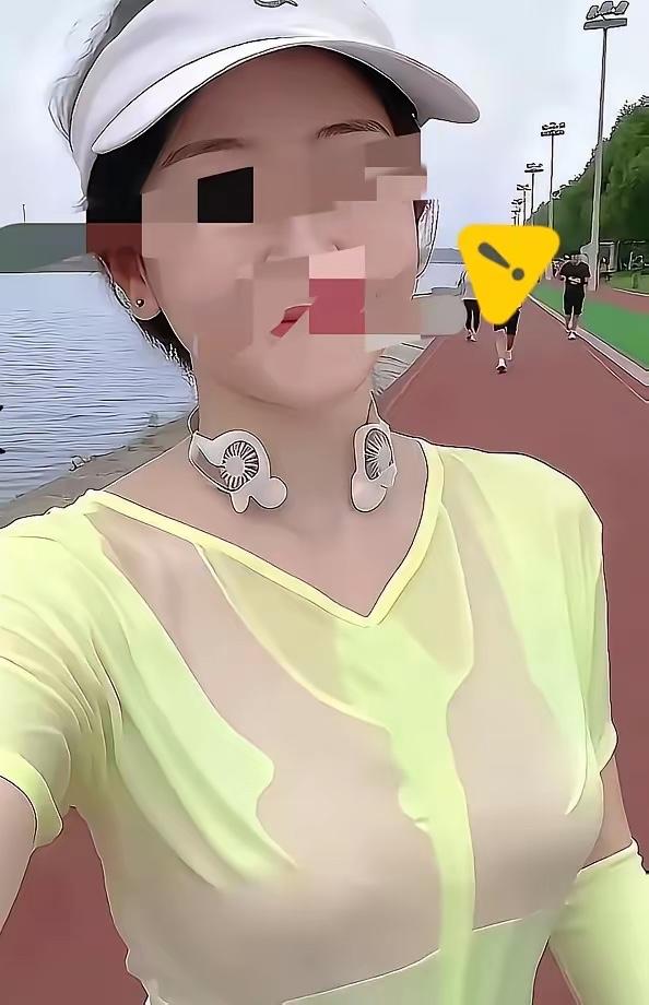 说白了，
上海黄浦这个视频仔细看了，
主要原因其实还是，因为她没穿运动内衣。
​