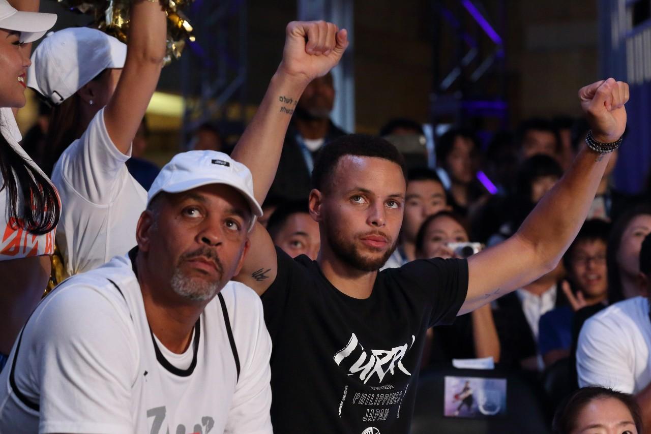 “总得有人说出来。”库里的父亲戴尔·库里说：“库里家族作为篮球家庭，比詹姆斯家族