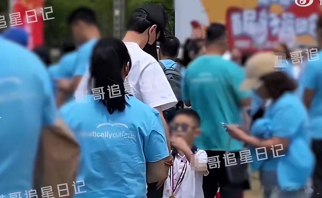 #冯绍峰带儿子参加亲子运动会#这一次，冯绍峰就陪儿子参加了亲子运动会。父子俩穿着