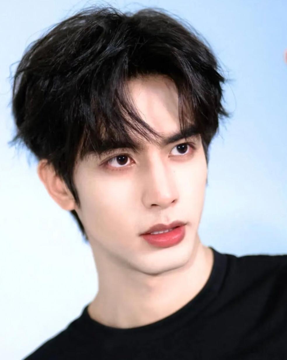 宋威龙张婧仪坐一起，完全就是福利啊，一整个赏心悦目的感觉，《野狗骨头》赶快抬上来