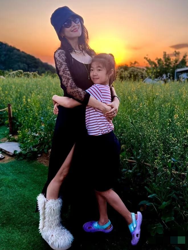 章子怡与女儿醒醒温馨合影，而我却被章子怡脚上毛茸茸的白毛靴子给惊到了。这难道是新