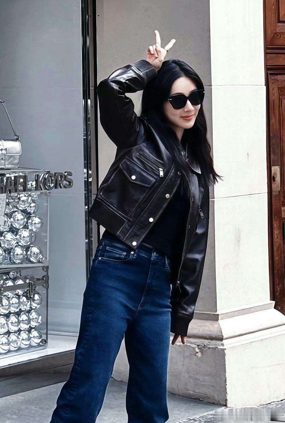 杨紫宛如时尚画卷中走出的精灵。棕色外套与蓝色牛仔裤搭配，简约而不凡，黑色墨镜更是