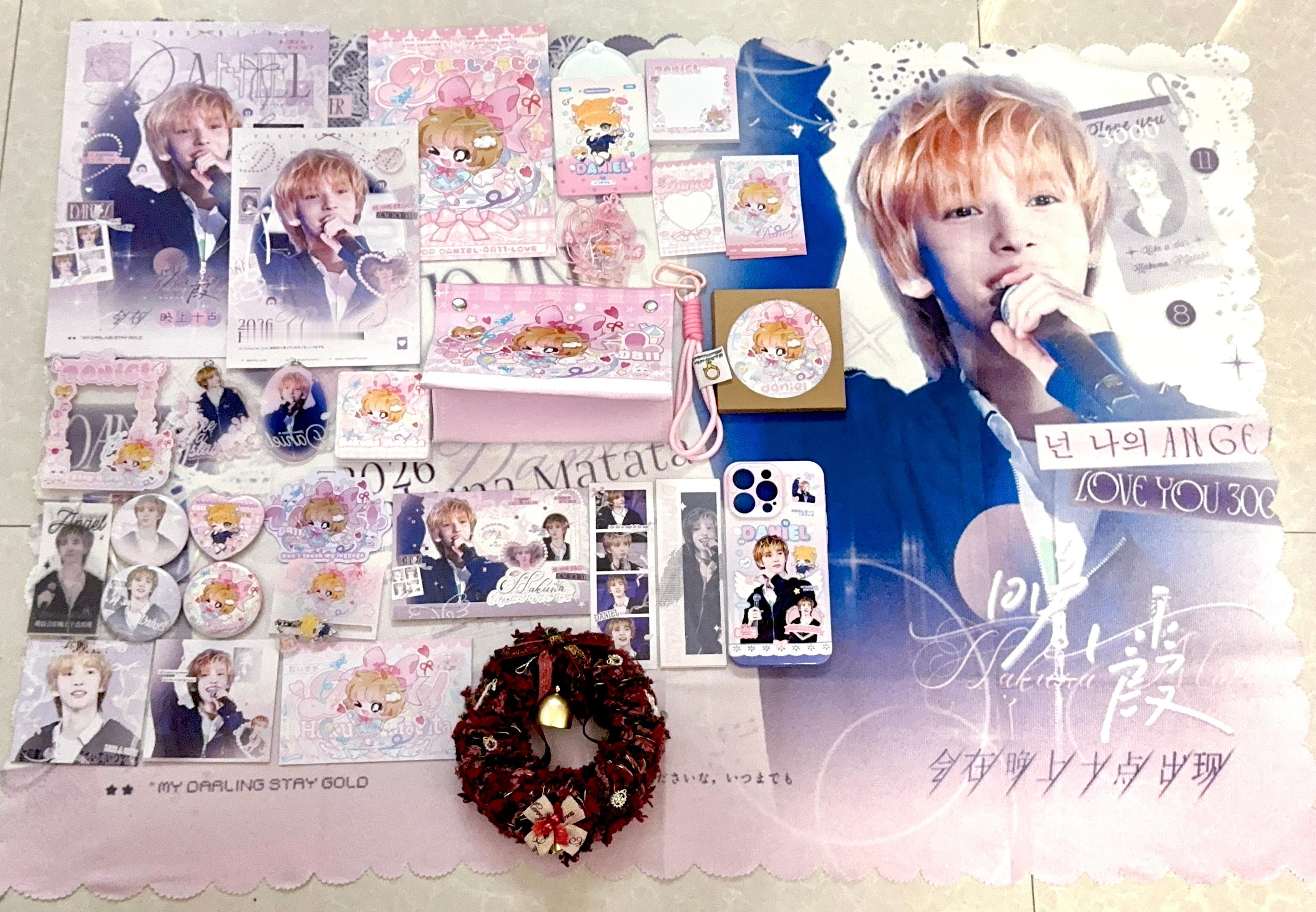 欧尼送的物料！全家福大合影其实很早就收到了，被我墨迹到现在特别大的挂布，拆开一瞬