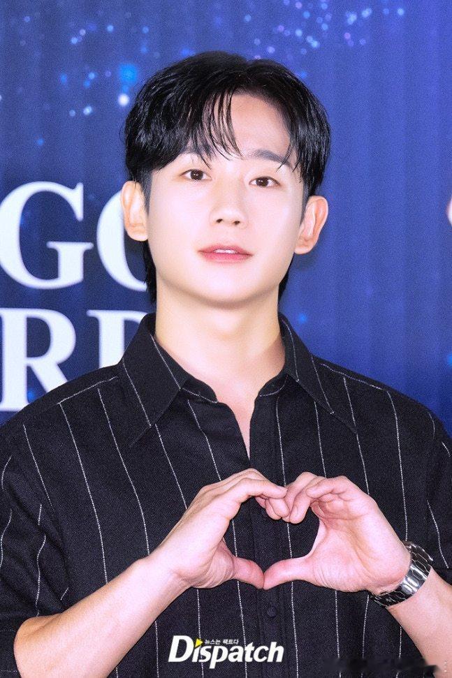 29日，演员丁海寅[超话]参加第46届青龙电影奖手印活动。 ​​​